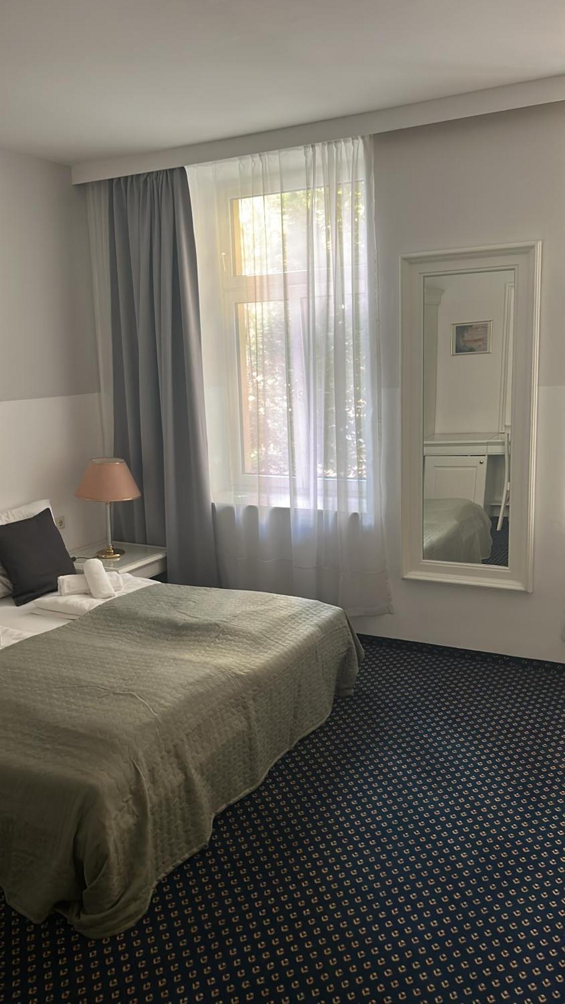 Self-Check-In Hotel Adlon ウィーン エクステリア 写真